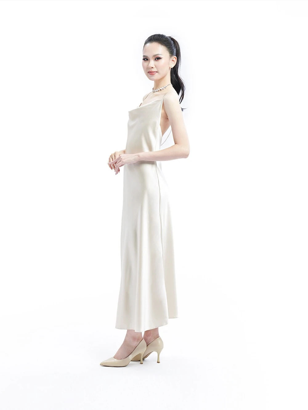 Đầm lụa cổ đổ, dây kim tuyến, hở lưng Sienna Dress – Lụa Là, màu be – ảnh 10