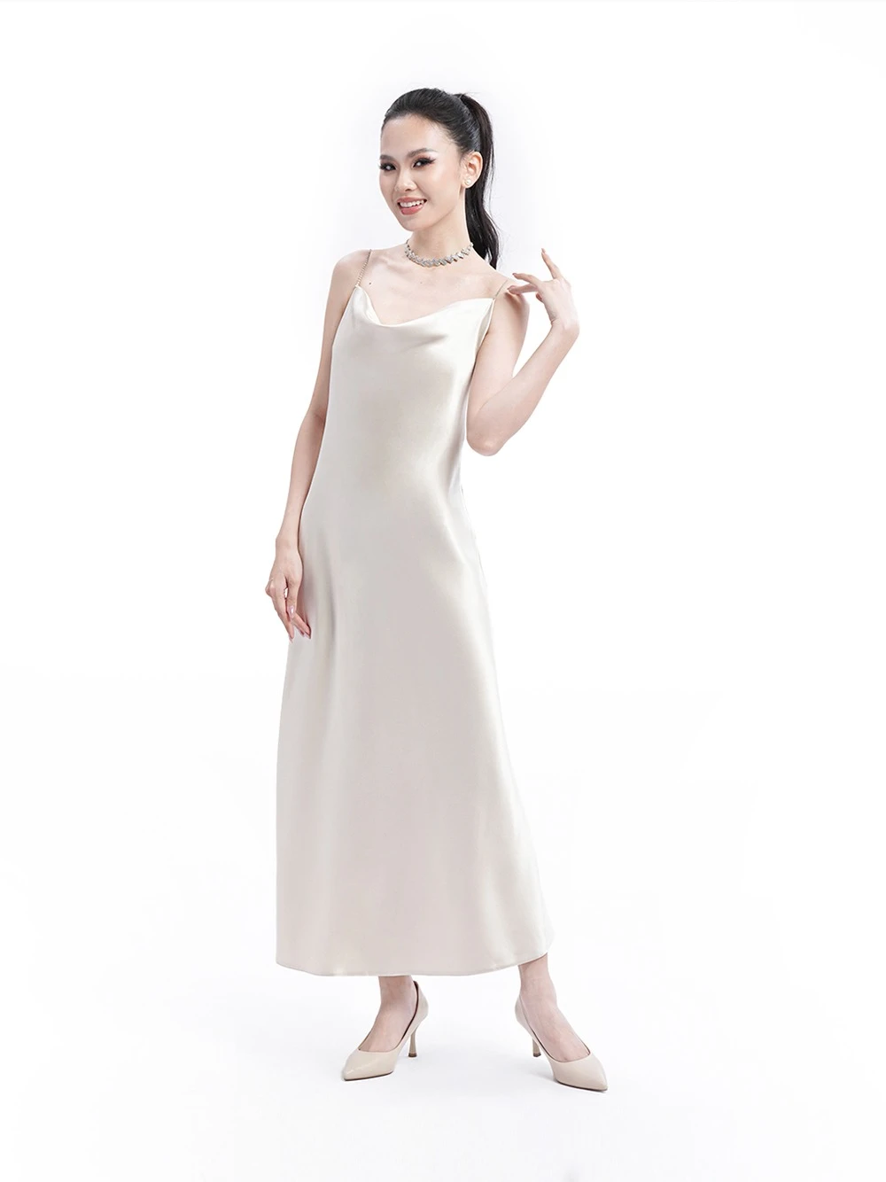Đầm lụa cổ đổ, dây kim tuyến, hở lưng Sienna Dress – Lụa Là, màu be – ảnh 9