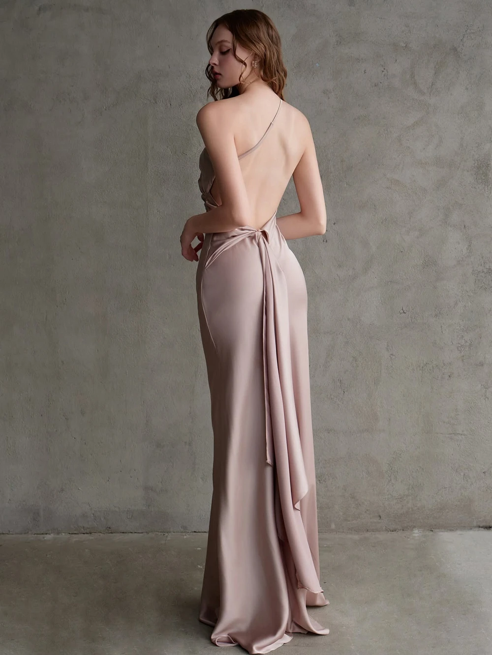 Đầm lụa lệch vai xếp nếp, dải lụa thắt sau lưng Thalia Dress – Lụa Là, màu nâu hồng – ảnh 2