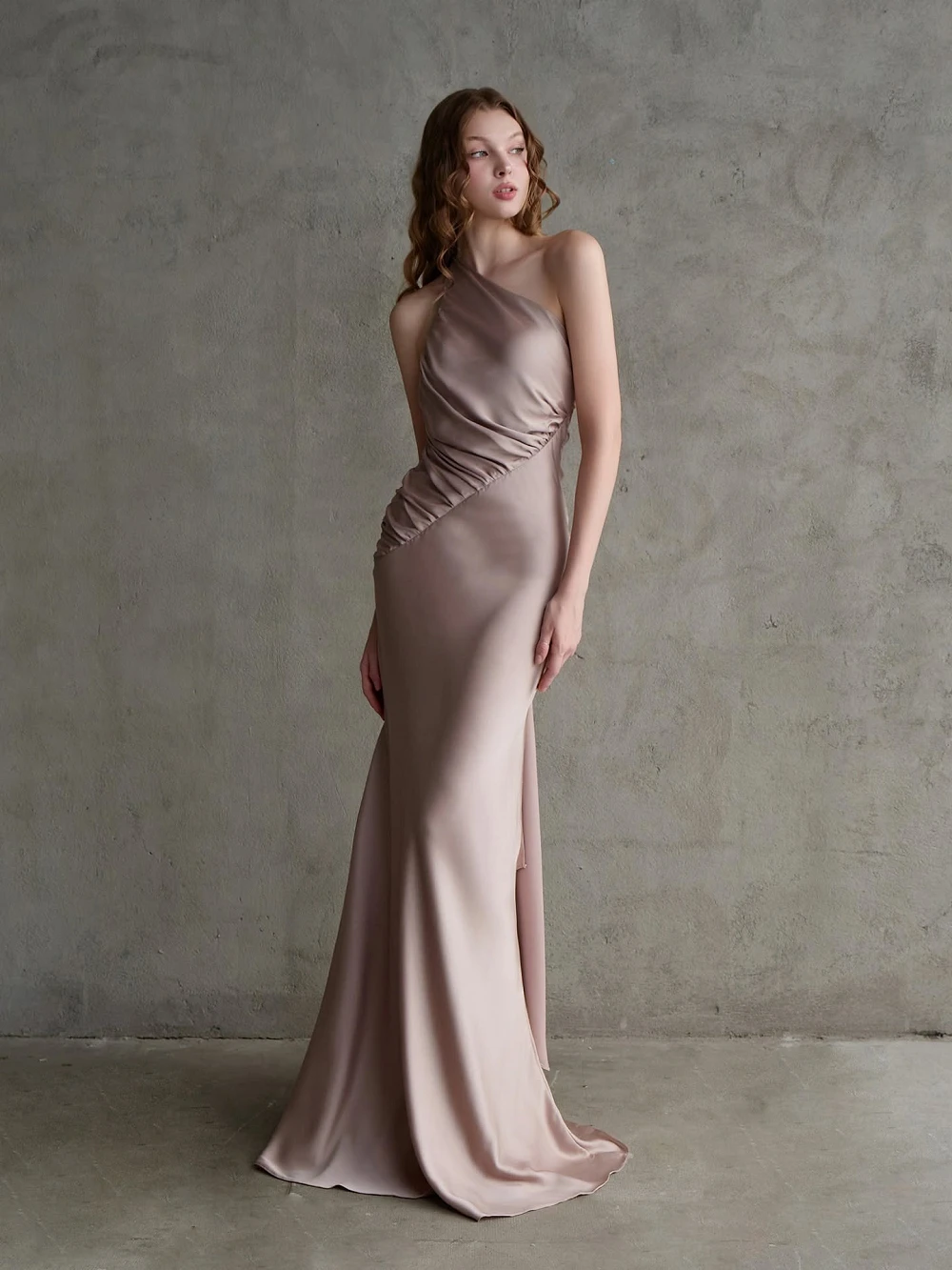 Đầm lụa lệch vai xếp nếp, dải lụa thắt sau lưng Thalia Dress – Lụa Là, màu nâu hồng – ảnh 3