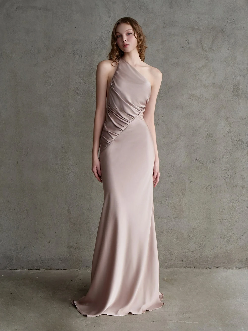 Đầm lụa lệch vai xếp nếp, dải lụa thắt sau lưng Thalia Dress – Lụa Là, màu nâu hồng – ảnh 4