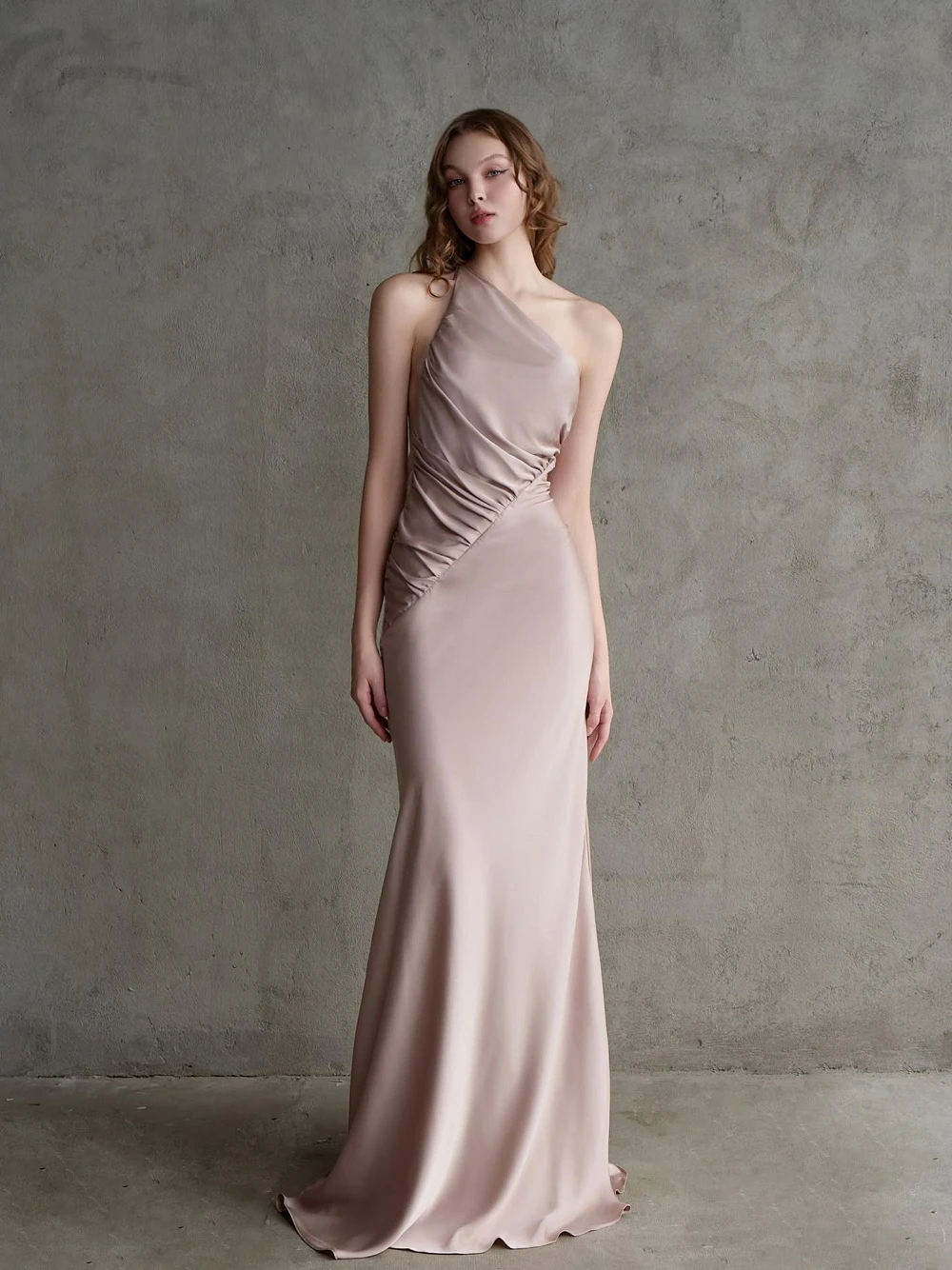 Đầm lụa lệch vai xếp nếp, dải lụa thắt sau lưng Thalia Dress – Lụa Là, màu nâu hồng – ảnh 6