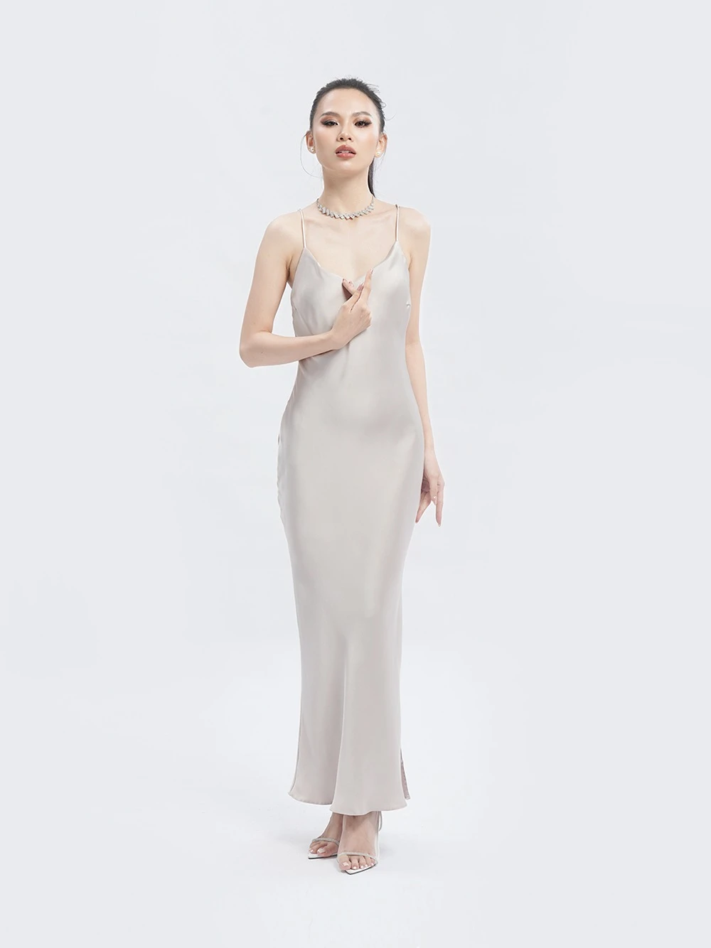 Đầm lụa body dáng dài, hở lưng phối dây xích Veronica Dress – Lụa Là, màu be