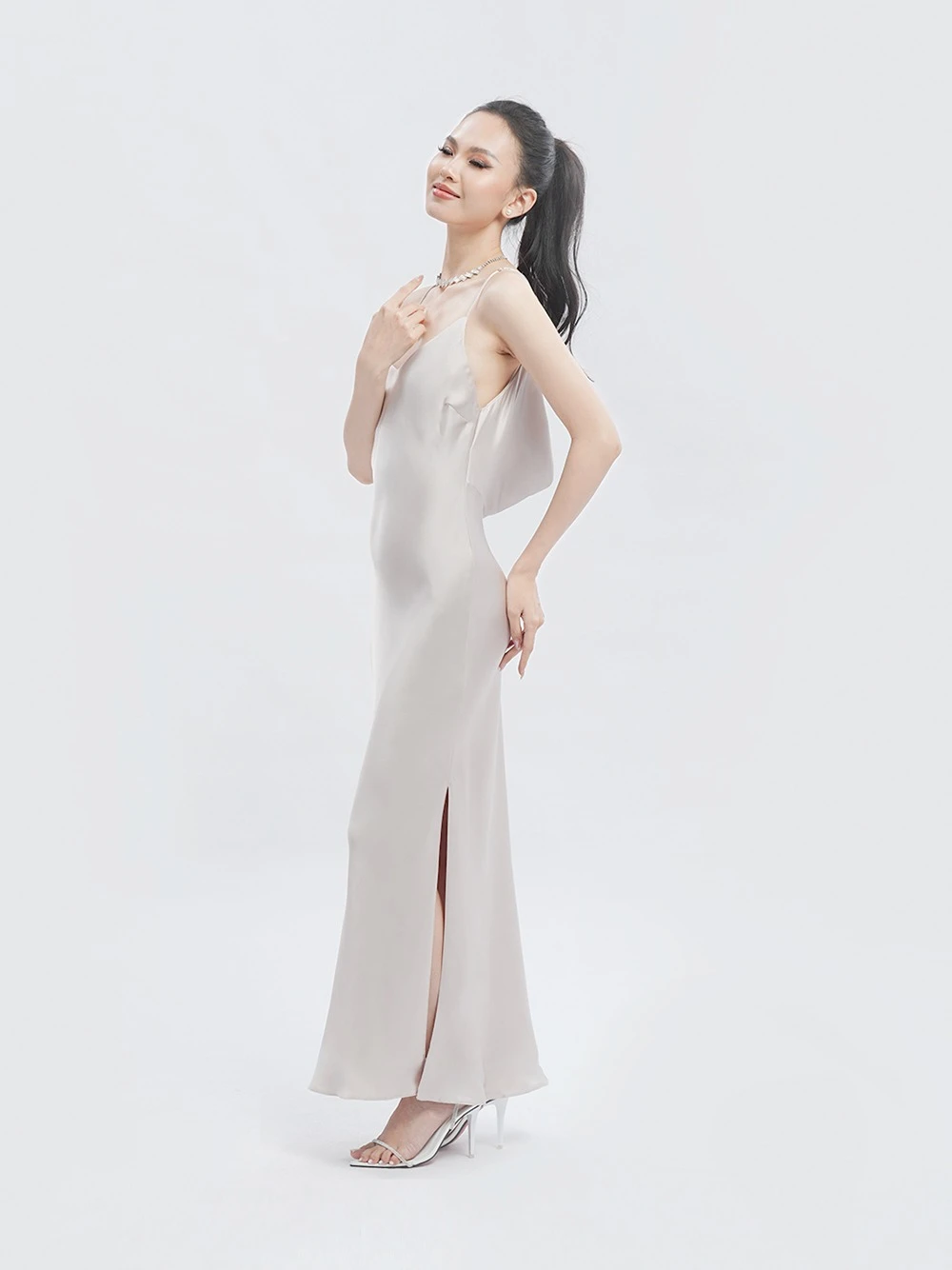 Đầm lụa body dáng dài, hở lưng phối dây xích Veronica Dress – Lụa Là, màu be – ảnh 2