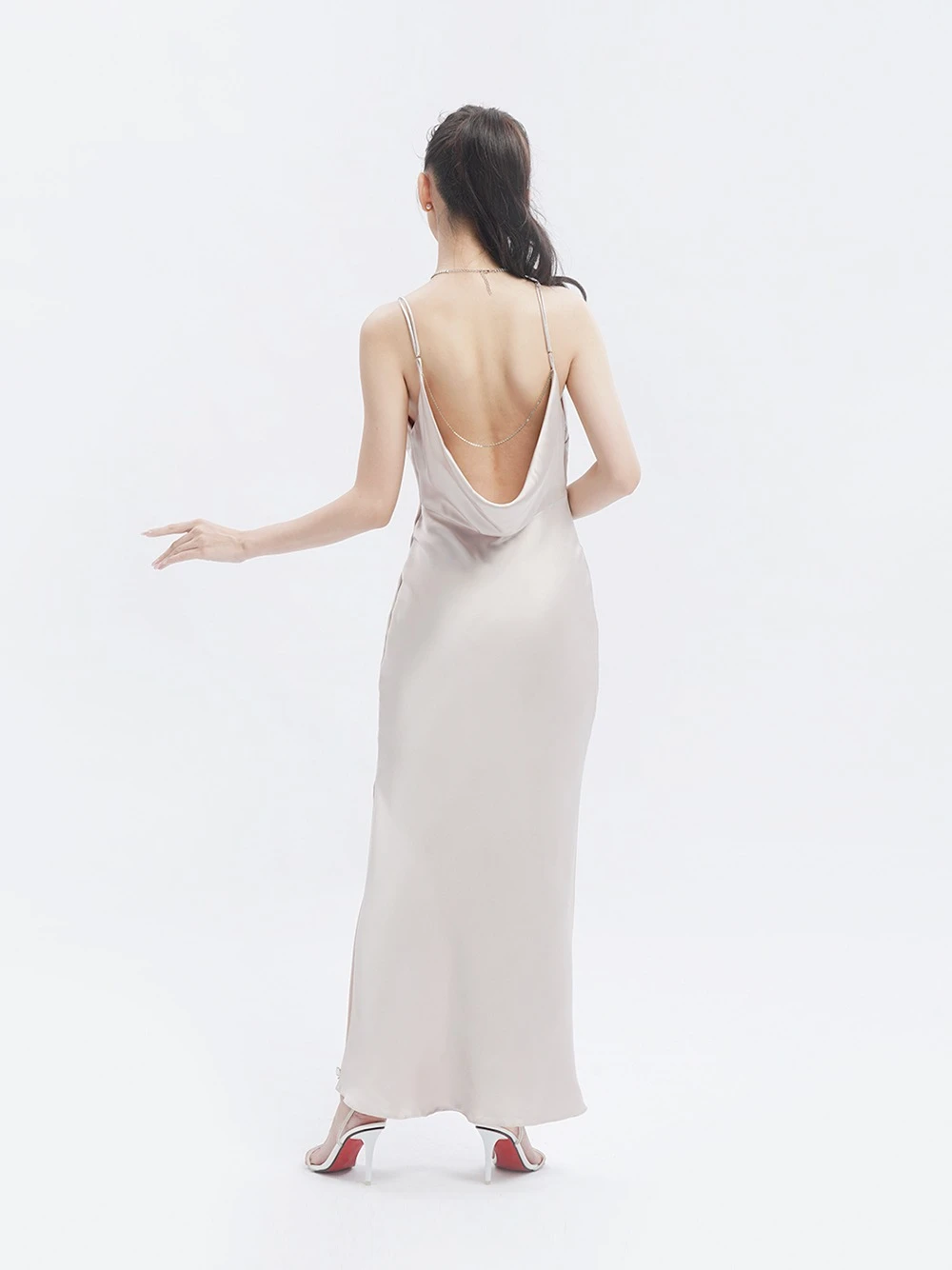 Đầm lụa body dáng dài, hở lưng phối dây xích Veronica Dress – Lụa Là, màu be – ảnh 3