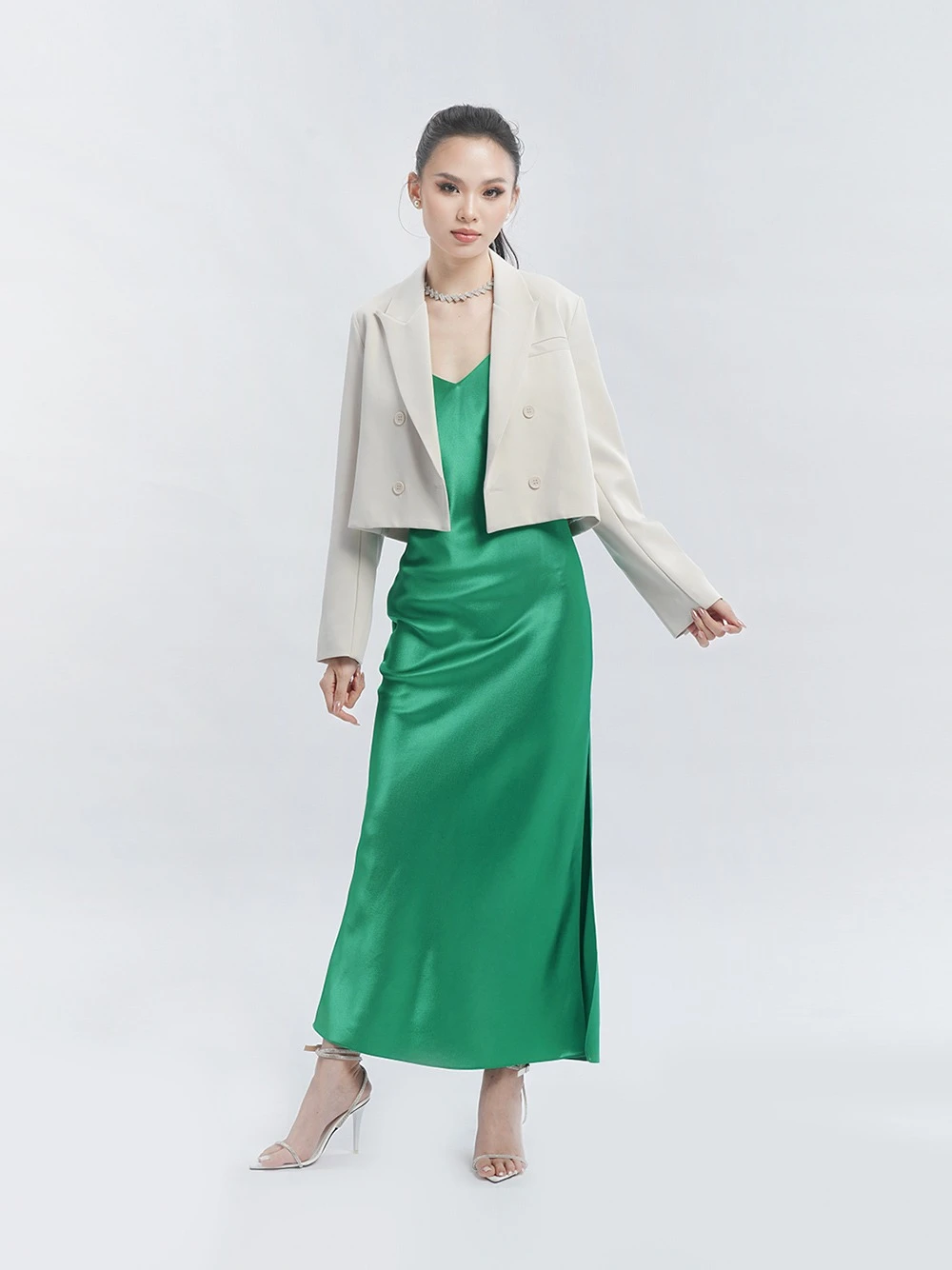 Đầm lụa body dáng dài, hở lưng phối dây xích Veronica Dress – Lụa Là, màu xanh lá – ảnh 5