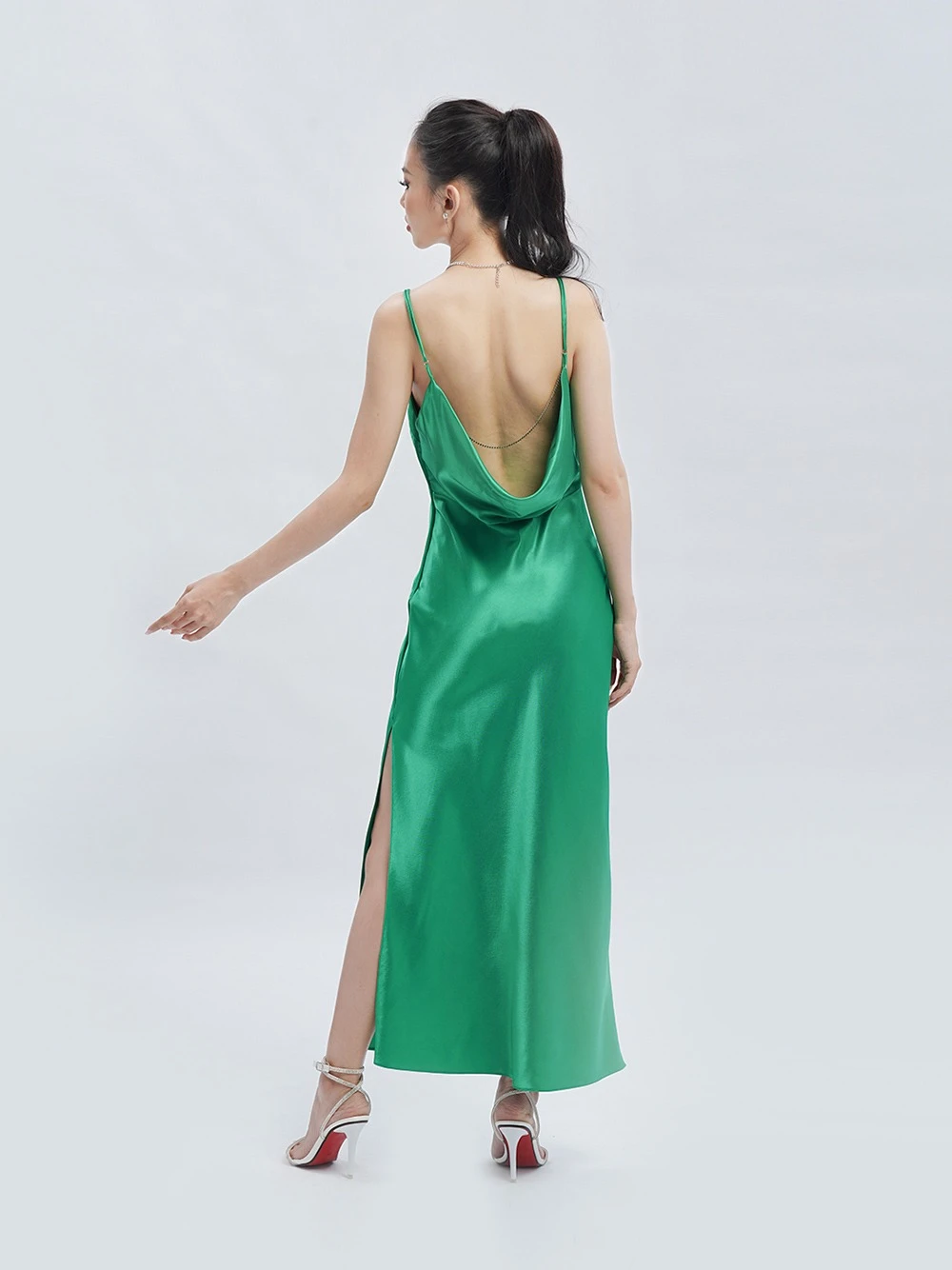 Đầm lụa body dáng dài, hở lưng phối dây xích Veronica Dress – Lụa Là, màu xanh lá – ảnh 6