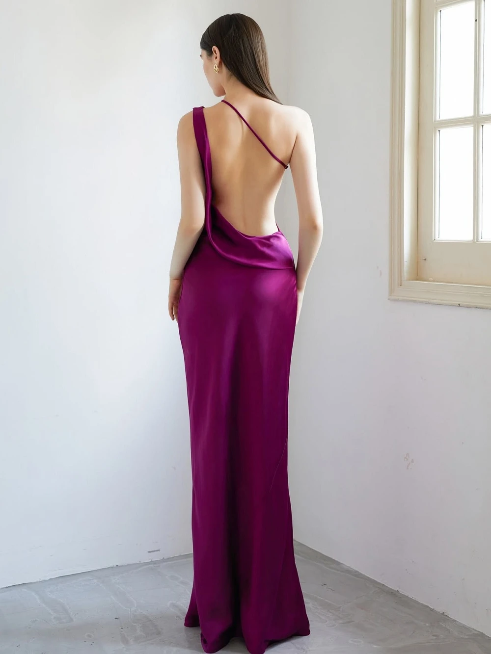 Đầm lụa lệch vai, lưng đổ sâu Vesper Dress – Lụa Là, màu tím mận – ảnh 3
